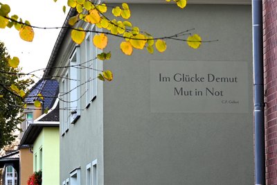 Dieser Fassadenspruch ziert bereits das Haus Heinrich-Heine-Straße 10 in Hainichen.