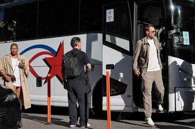 Manuel Neuer verlässt den Bus der Fußball-Nationalmannschaft. 