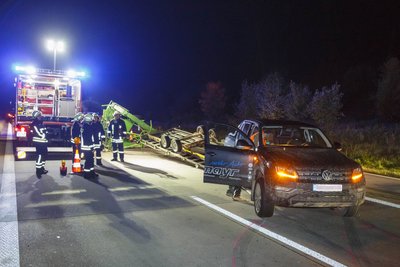 Der Anhänger des VW überschlug sich.