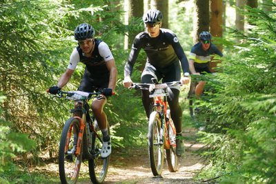Über 60 Kilometer sicherte sich Lokalmatador Uwe Müller (links) vom ATSV Gebirge/Gelobtland in 2:41:11 Stunden den 1. Platz.
