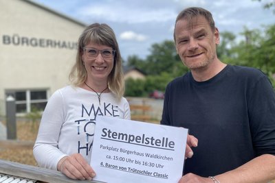 Haben am Sonntag an der Stempelstelle am Bürgerhaus gut zu tun: Nicole Riesner und Volker Sachse von der Dorfgemeinschaft Waldkirchen. Tipp: Während Eltern und Großeltern die Oldtimer bestaunen, können Kinder an der neuen Murmel-Bahn loslegen.