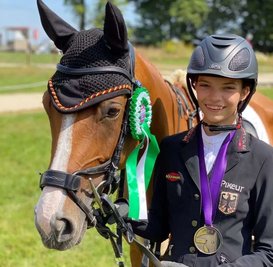 Pita Schmid vom Langenstriegiser SV gewann am Wochenende Mannschaftssilber bei der Jugend-Europameisterschaft mit dem Pony im Geländeritt. Im Einzel wurde die Vogtländerin Achte. 