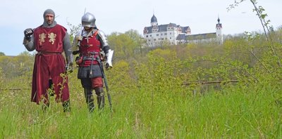 Schloss Rochsburg plant bis zu 50 Darsteller in Kostümen, die das Burggelände beleben und Gäste mit auf eine Zeitreise nehmen. 