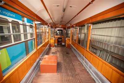 Der historische Straßenbahntriebwagen aus Regensburg von innen.