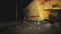 Ein umgekippter Lkw blockierte für mehrere Stunden die Straße zwischen Fraureuth und Neumark. 