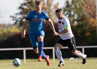 Dominik Krebs (l.), hier im Duell mit Roy Linthe, erzielte die Führung für den Hainichener FV. Am Ende wurde es noch spannend. 