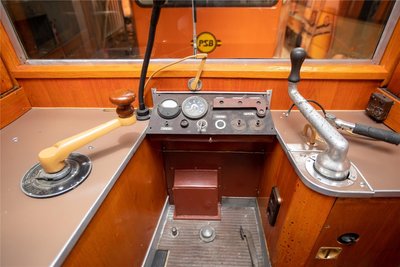 Ein Blick in den Führerstand der historischen Straßenbahn.