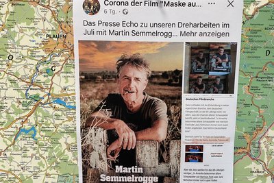 Martin Semmelrogge wie man ihn kennt. Anja Gürtler verfolgt die Dreharbeiten für „Maske auf, Genossen“ im Vogtland sehr genau und druckt - wie hier - auch die eine oder andere Veröffentlichung der Produktionsfirma aus. Im Juli steht Anja Gürtler mit dem Star vor der Kamera.