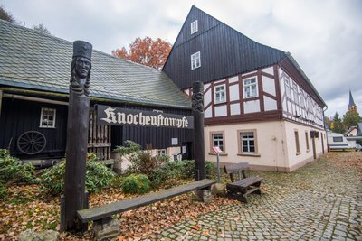 Drei Tage lang wird an der Knochenstampfe in Dorfchemnitz gefeiert. Los geht es bereits am Freitag.