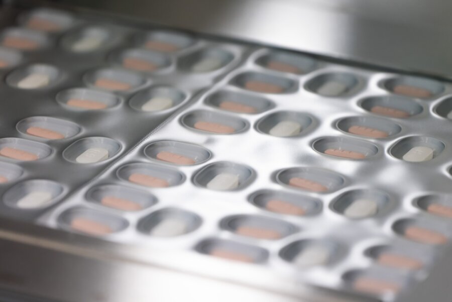 Paxlovid-Tabletten durchlaufen eine Verpackungsanlage der Firma Pfizer.