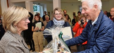 Bürgermeisterin Silke Franzl bedankte sich beim Sohn des Dresdner Künstlers, Rolf Letzig.