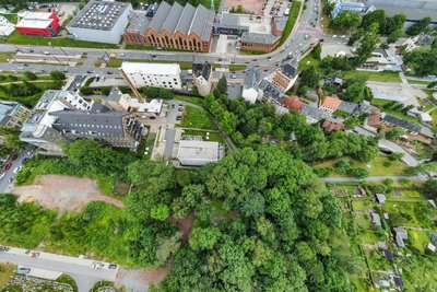 Hinter der kürzlich sanierten Pölzig-Fabrik zwischen Ulmenstraße (links) und den Kleingärten (rechts) soll ein vierstöckige Doppel-Haus entstehen.