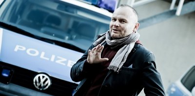 Als einer der Autoren erwartet Journalist Ronny Ritze die Teilnehmer zur Lesung im Gefängnis von Schloss Rochlitz. 