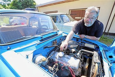 Erinnerungen und Leidenschaft: Klaus-Dieter Paschiller verbindet beides mit seiner hingebungsvollen Arbeit an Moskwitsch und Wolga.