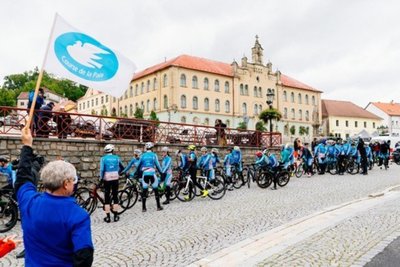 In diesem Jahr waren die Fahrerinnen und Fahrer des European Peace Ride, hier im tschechischen Nepomuk, in hellblauen Trikots unterwegs.