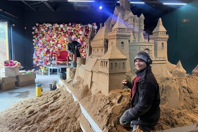 Im Freizeitpark Oskarshausen öffnet im März eine Ausstellung mit riesigen Sandskulpturen und floristischen Arrangements. Im Bild die Künstler Jiří Kaspar und Kilian van der Velden.