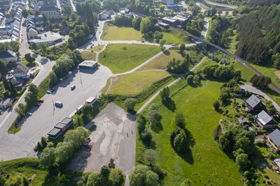 Der Parkplatz P 1 mit seinen zwei Ebenen liegt direkt an der Zufahrt zum Stadtzentrum und zur Talstation der Schwebebahn.