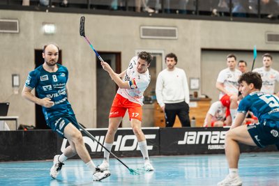 Das Hinspiel im Playoff-Viertelfinale haben die Floor Fighters um Viljami Hana (links) in Hamburg verloren.