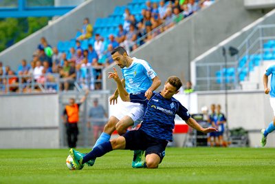 Mannheims Marco Schuster (re.) packt gegen CFC-Flügelflitzer Rafael Garcia eine Grätsche aus. In der ersten Halbzeit ließen sich die Chemnitzer den Schneid abkaufen, in der zweiten nicht mehr. 