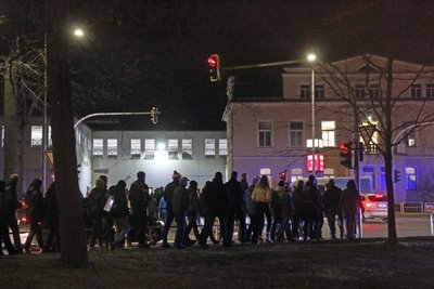 Mehrere hundert Menschen starteten am Montagabend vom Albertpark aus zu einem nichtangemeldeten Aufzug durch die Freiberger Altstadt.