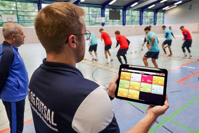 Dominik Naujoks (vorne rechts) und Yvgen Ryvkin haben den Puls ihres Teams im Training und bei den Spielen im Blick. Gemessen wird die Pulsfrequenz der Spieler. Die wird in verschiedenen Bereichen mit unterschiedlichen Farben gekennzeichnet. Nähert sie sich dem Maximalpuls an, wird es rot.