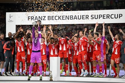 So wollen die Bayern auch im Sommer den Supercup bejubeln. (Archivbild)