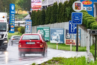 Ein Schild mit der Aufschrift "Tschechische Republik" steht an der deutsch-tschechischen Grenze. Wie vor Corona läuft es für die Geschäftsleute beiderseits der Grenze noch lange nicht.