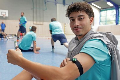 Spieler Kim Herterich präsentiert einen der sogenannten optischen Pulsmesser.
