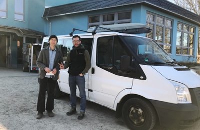 Die Lehrer Oliver Lasch und Roberto Pietsch (von links) brachten mit dem alten Schulbus Spenden an die ukrainische Grenze. 
