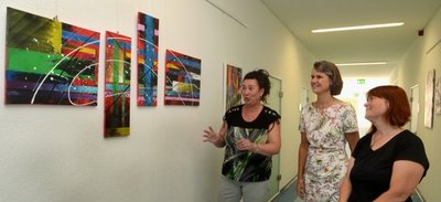 Silke Günther erläutert ihre "Farbigen Abstraktionen" Gerichtsdirektorin Angelika Bahlmann und Familienrichterin Ursula Meyer. 