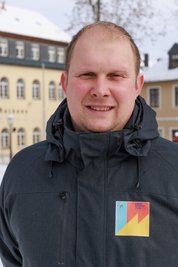 Oberwiesenthals Bürgermeister Jens Benedict bittet um Spenden zum Erhalt der großen Weihnachtspyramide auf dem Markt der Stadt. 
