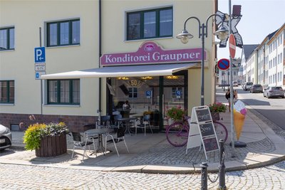 Seit 1968 ist der Familienbetrieb in diesem Haus in Thum an der Ecke Marktstraße/Schulstraße ansässig. Die Wurzeln der Bäckerei liegen in Drebach.