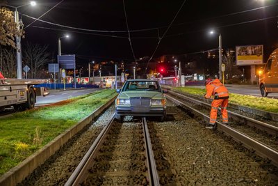 Zuletzt hatte es immer wieder Unfälle gegeben, bei denen Autos ins Gleisbett fuhren. (Symbolfoto)