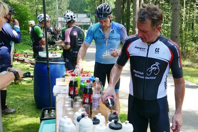 Melone und Cola erfreuten sich im Ziel großer Beliebtheit, um die verbrauchte Energie sofort wieder aufzufüllen.