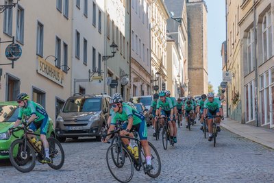 2023 waren die EPR-Fahrer in grünen Trikots unterwegs - und bei bestem Wetter. Hier kommen die gerade durch Annaberg-Buchholz.