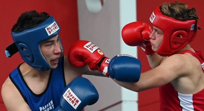 Sajed Ghulmi (links), der gegen Ernst Schwarzer vom BSV Eilenburg gewann, war einer der vielen jungen Boxer des BC Chemnitz, die in der Galerie "Roter Turm" ihr Können zeigten. 
