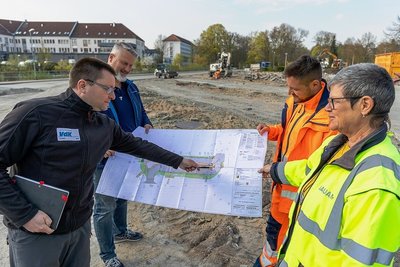 Barrierefreiheit und Fußgängerüberwege sind ein wichtiges Thema für Michael Thriemer vom Sozialverband VDK (links vorn). Zur Bauberatung will der Interessenvertreter für Behinderte mit Bauleiter Torsten Paul (hinten links), Polier Mario Neumeister und Andrea Schwalbe vom Tiefbauamt der Stadt die besten Konditionen aushandeln.