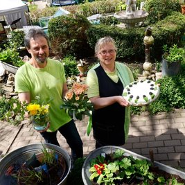 Angela und Dietmar Schmidl bereiteten auf dem Kräuterberg Blühendes und Leckeres für die vielen Besucher vor. 