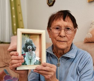 Renate Kehr aus Adorf trauert um ihren verstorbenen Hund Felix. 