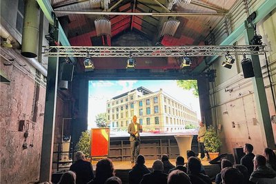 Malte Ziegenhagen, ehemaliger Kapitän der Chemnitzer Niners, stellt die Pläne der Fabrik vor. 