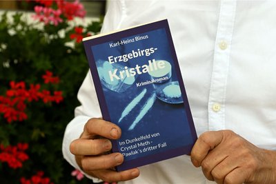 Diesmal muss Kriminalhauptkommissar Andreas Pawlak den Mord an einer jungen Frau „im Dunkelfeld von Crystal Meth“ aufklären, wobei er viel über den Drogenkonsum im Erzgebirge erfährt.
