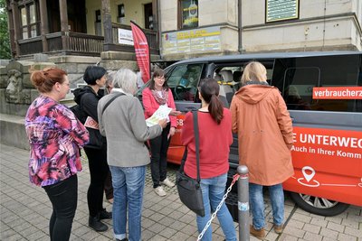 Seit einem Jahr ist Sabine Kraus (Mitte) mit dem Beratungsmobil der Verbraucherzentrale im Erzgebirge unterwegs.