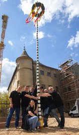 Am Schloss Lichtenstein wurde auch der Maibaum aufgestellt.
