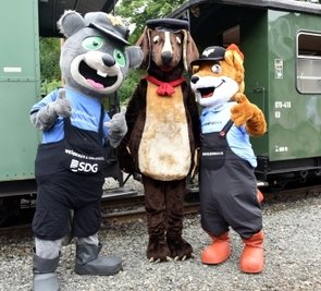Das neue Maskottchen der SDG, der Feuerfuchs, stellte sich in Oberwiesenthal vor. An seiner Seite: der Lößnitzdackel und das Rußhörnchen. 