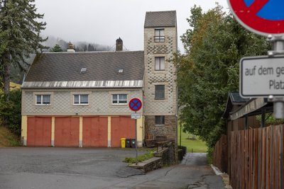 Für das einstige Gerätehaus in Oberwiesenthal gibt es seit rund 30 Jahren vom Landratsamt keine Genehmigung mehr.
