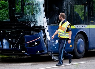 Der Reisebus wurde bei dem Unfall schwer beschädigt. 