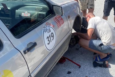 Das Pothole Rodeo Balkan 2023 startete in zwei Runden, um einen Tag versetzt, mit 250 Teams. Davon sind 241 Teams mit ihren Karren & Bikes durchgekommen. Mit Kraft der Community wurde vieles wieder instand gesetzt.