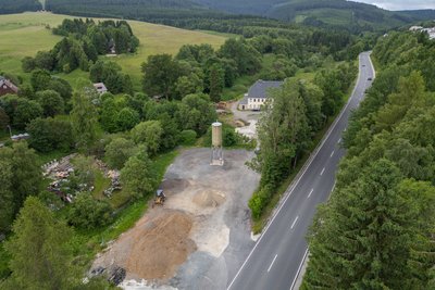 Der Salzsilo-Platz direkt an der B 95 in Oberwiesenthal wird nun von der Stadt als möglicher Standort für die neue Rettungswache ins Spiel gebracht.