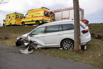 Der Pkw-Fahrer kam verletzt in ein Krankenhaus.