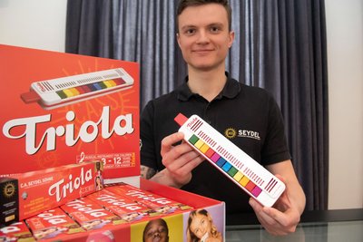 Lucas Schönweiß von der Firma C.A. Seydel und Söhne in Klingenthal mit einer Triola. Das Musikinstrument ist schon für Dreijährige der Hit.